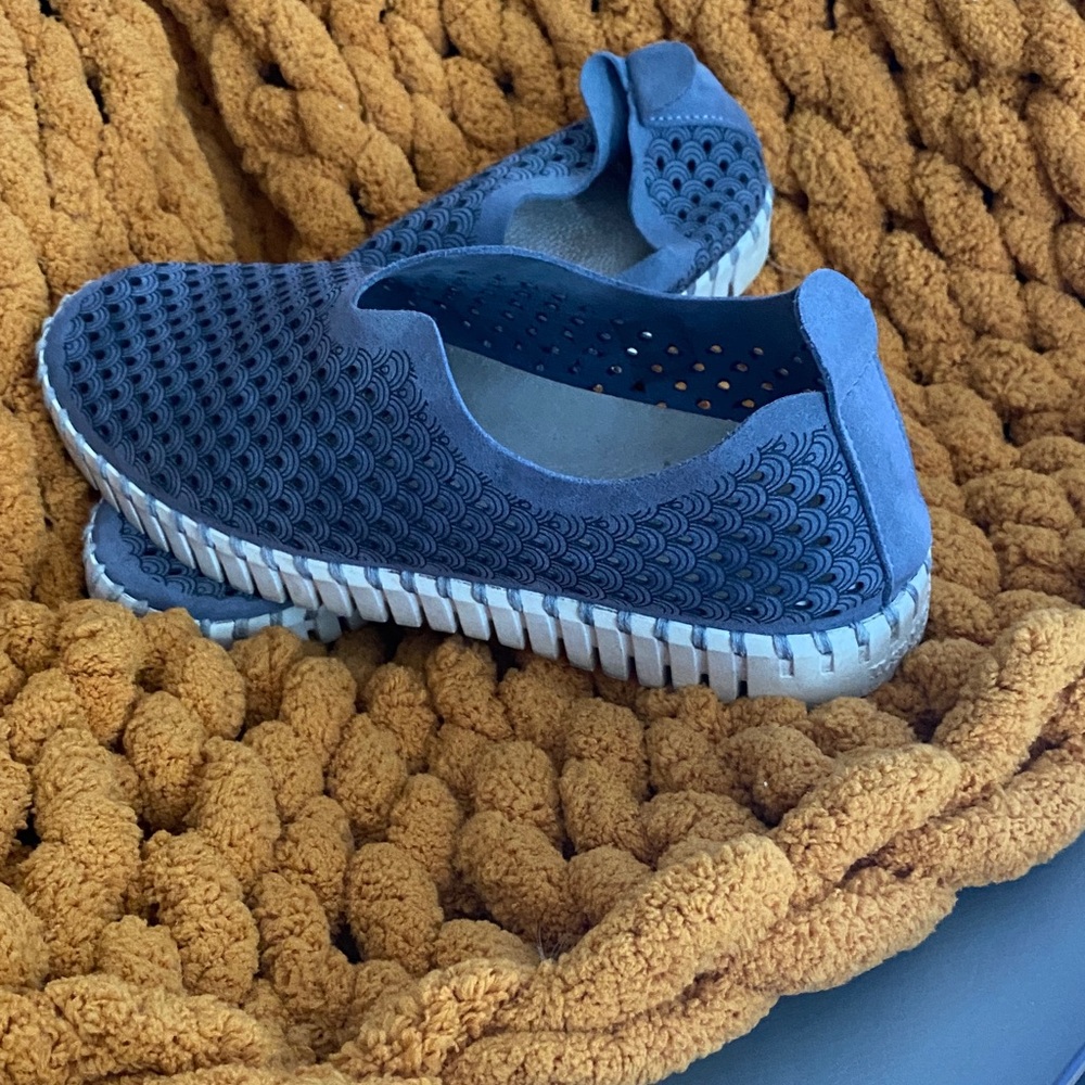 Ilse Jacobsen Flats
color looks brighter in photos it’s more grey ish - Picture 2 of 6